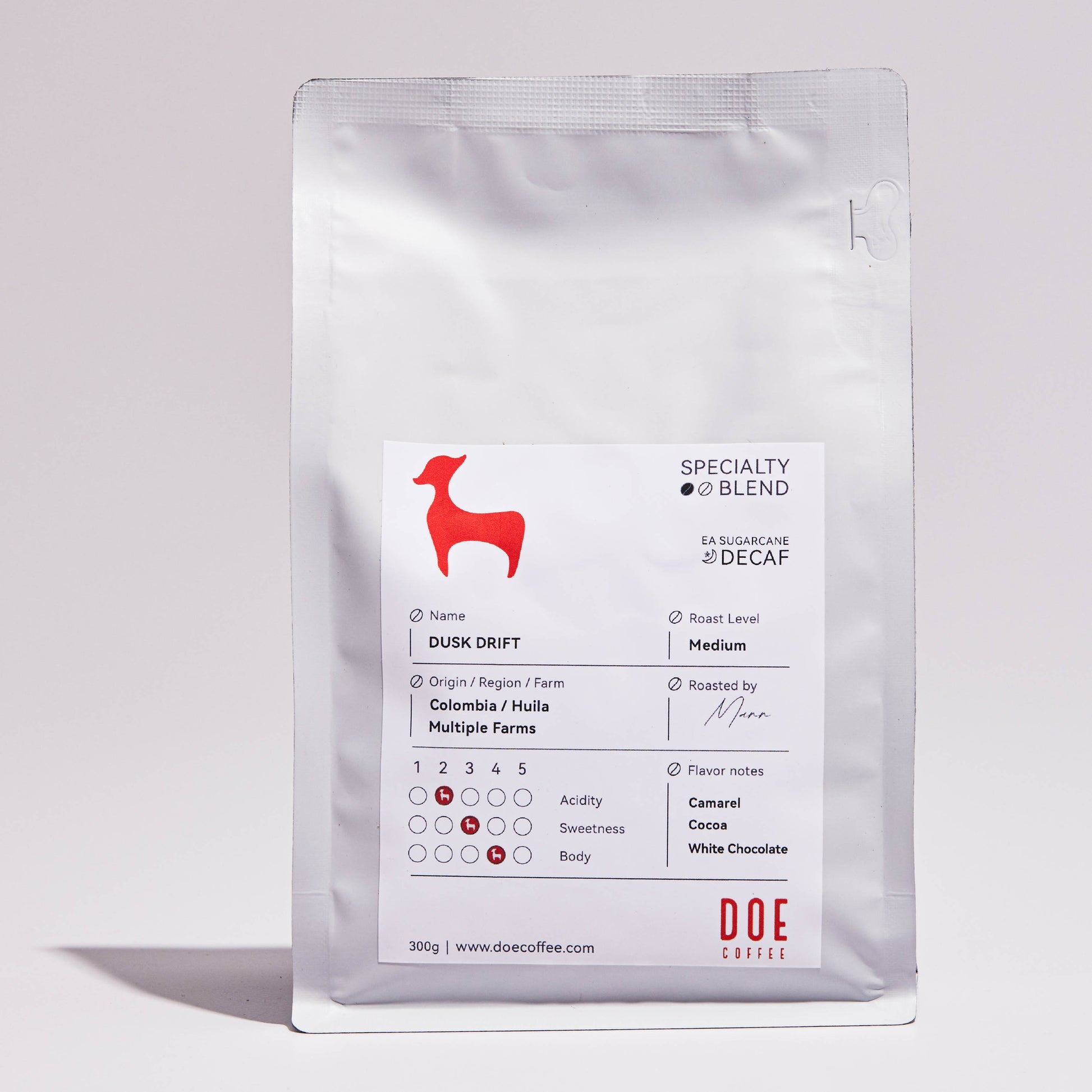 A 300g pack of Colombian decaf coffee beans, medium-roasted, with flavour notes of chocolate, toffee, and syrupy sweetness. Processed using the innovative EA Sugarcane method.